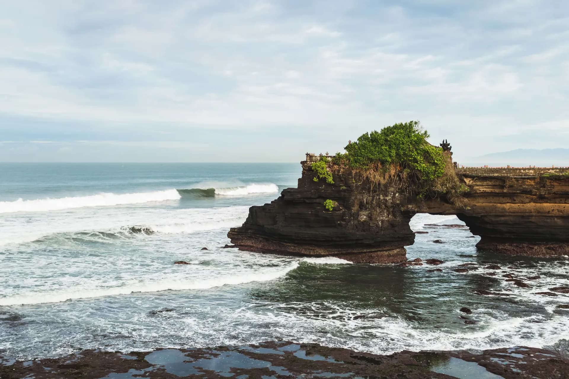 sacred-balinese-temple-tanah-lot-pura-batu-bolong-2024-09-17-13-46-17-utc.jpg